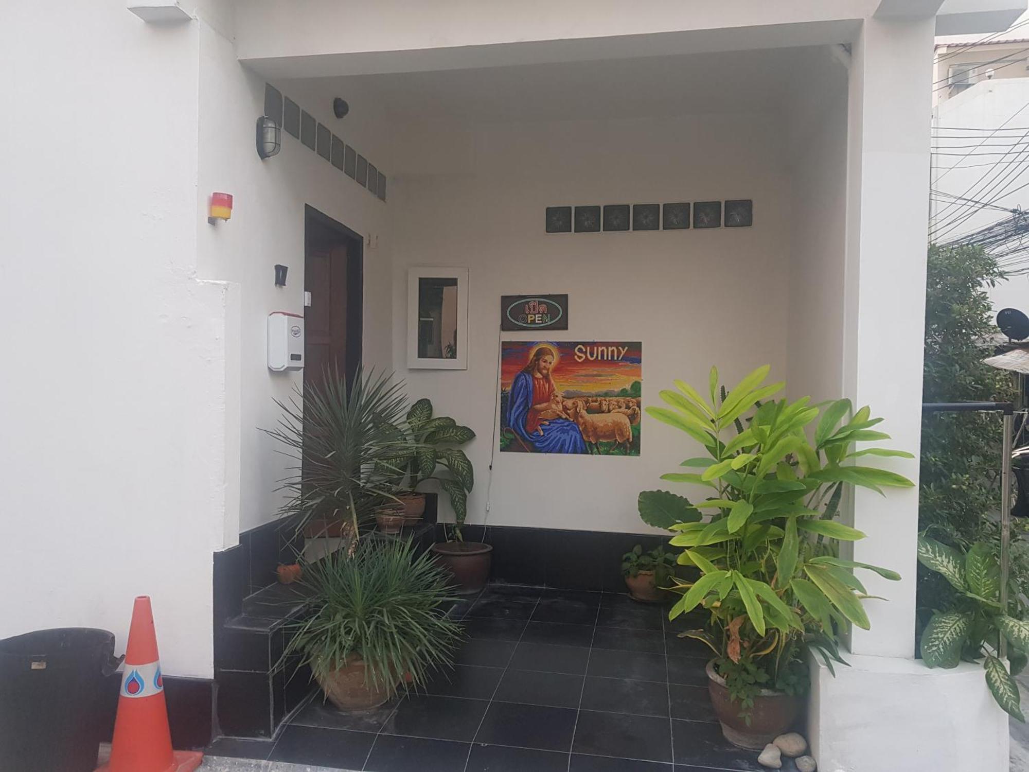 Btl Sunny Hotel Bangkok Bagian luar foto