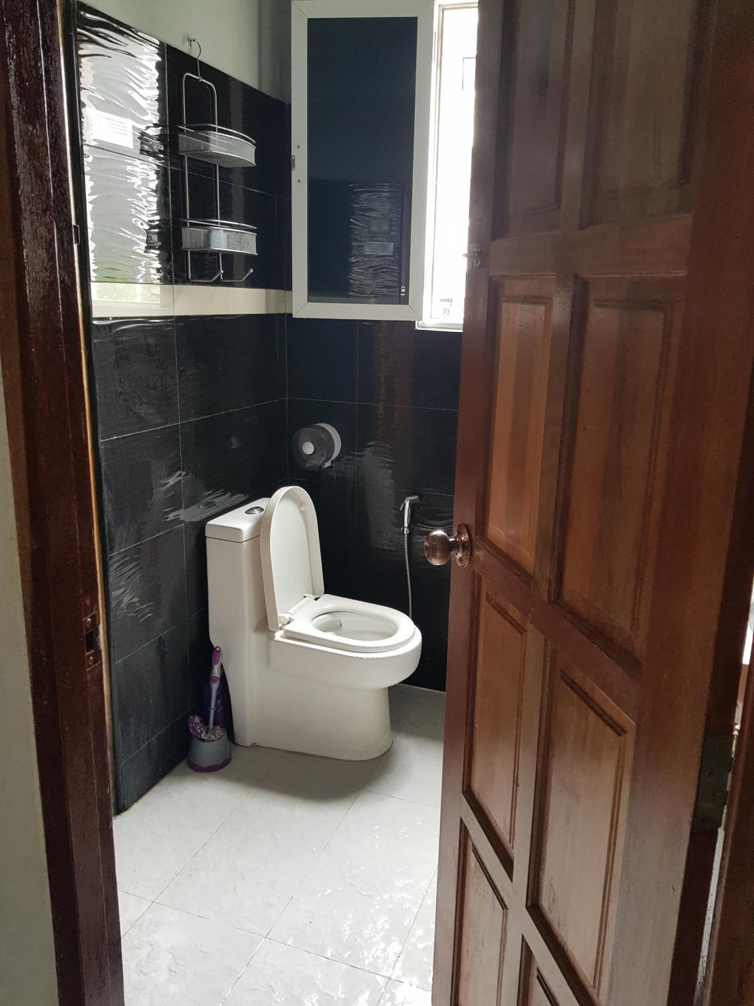 Btl Sunny Hotel Bangkok Bagian luar foto